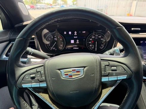 Certified 2024 Cadillac XT6 Sport w/ Platinum Package AWD/4WD image 13