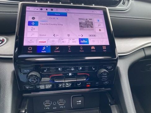 Used 2025 Jeep Grand Cherokee L Limited w/ Luxury Tech Group II image 18