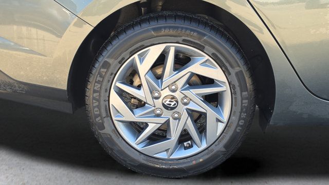 Used 2024 Hyundai Elantra SEL FWD image 18