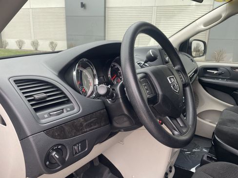 Used 2015 Dodge Grand Caravan American Value Package FWD image 24