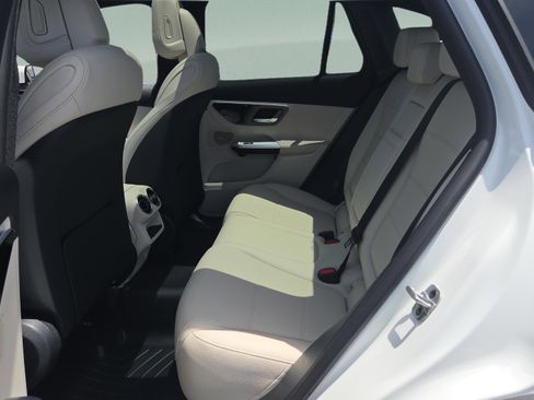 Used 2025 Mercedes-Benz GLC 300 image 10