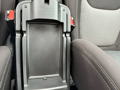 Used 2016 Jeep Cherokee Sport image 38