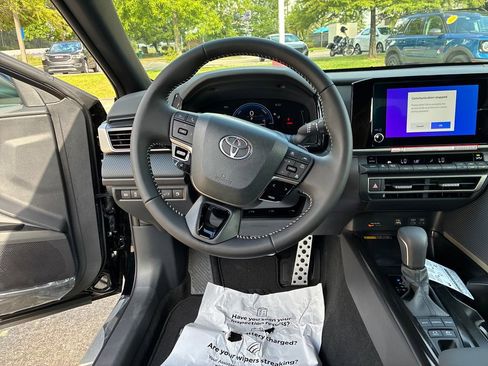 New 2026 Toyota Camry Hybrid FWD image 18