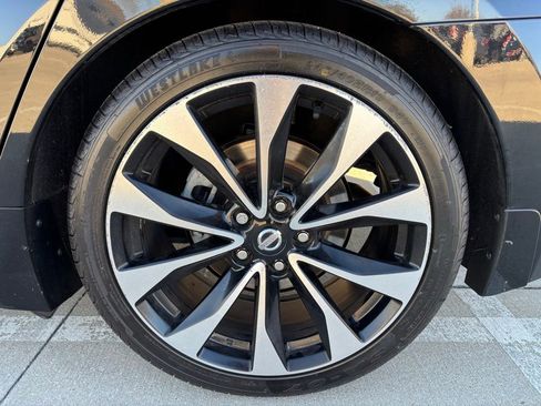 Used 2018 Nissan Maxima SR w/ Interior Lighting Package image 9