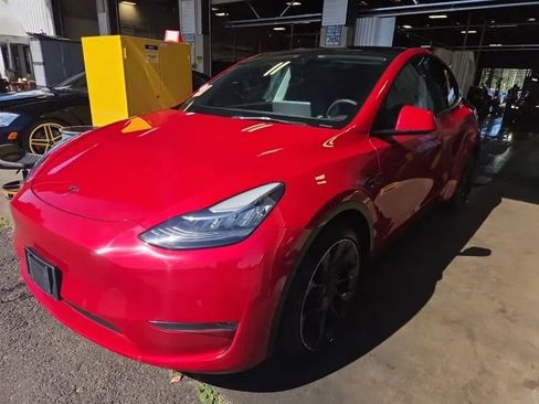 Used 2022 Tesla Model Y Long Range AWD/4WD image 1