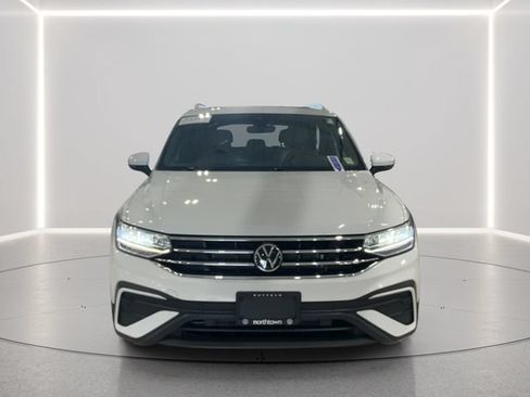 Certified 2024 Volkswagen Tiguan SE w/ Panoramic Sunroof Package AWD/4WD image 9