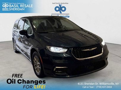 Used 2025 Chrysler Pacifica Select