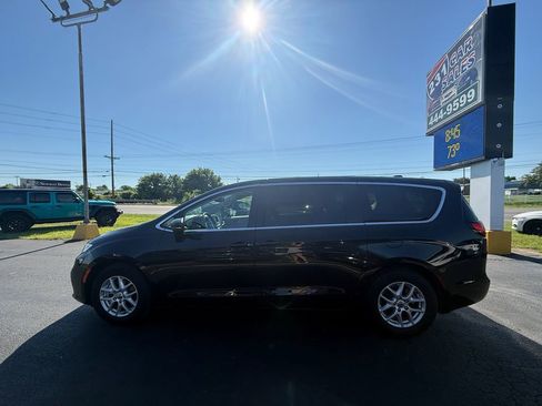 Used 2023 Chrysler Pacifica Touring-L FWD image 7