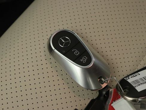 Used 2025 Mercedes-Benz GLC 350e 4MATIC image 23