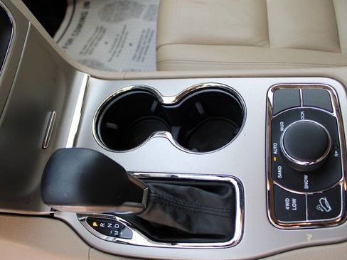 Used 2017 Jeep Grand Cherokee Limited image 25