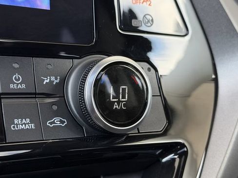 Used 2023 Toyota Highlander XLE FWD image 48