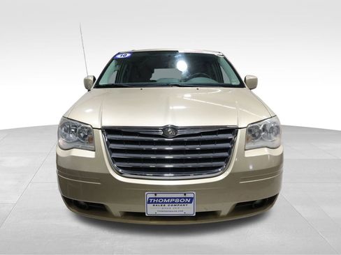 Used 2010 Chrysler Town & Country Touring image 5