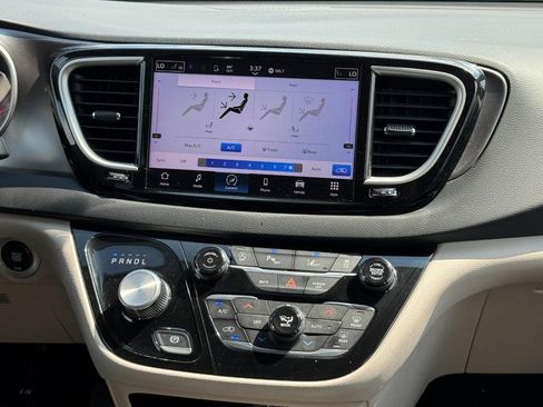 Used 2023 Chrysler Pacifica Touring-L FWD image 16