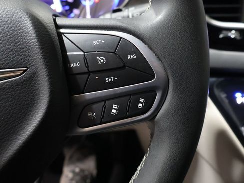 Used 2023 Chrysler Pacifica Touring-L image 39