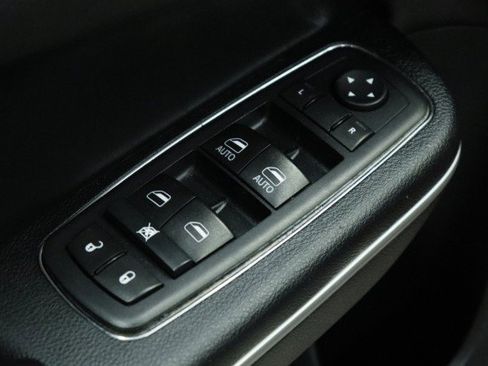 Used 2017 Chrysler 300 Limited RWD image 19