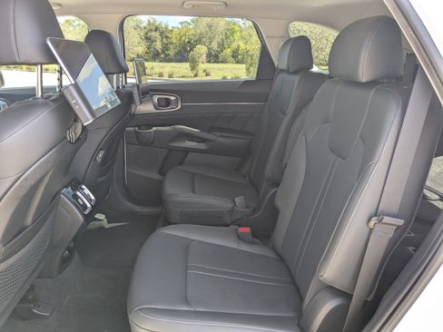 Certified 2023 Kia Sorento SX image 16