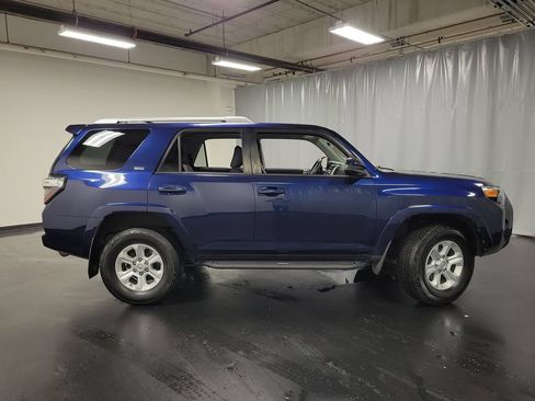 Used 2017 Toyota 4Runner SR5 AWD/4WD image 9