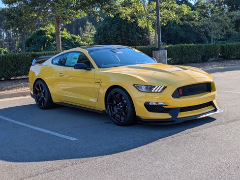 Used 2017 Ford Mustang Shelby GT350R w/ GT350R Equipment Group 920A RWD image 2