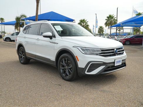 Used 2024 Volkswagen Tiguan SE image 3