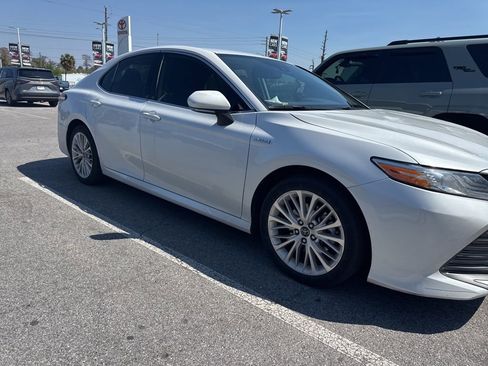 Used 2020 Toyota Camry XLE image 2
