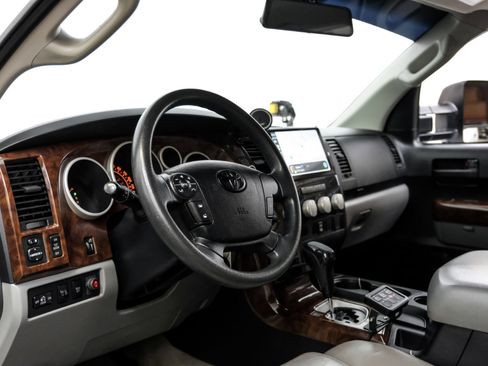 Used 2010 Toyota Tundra 4x4 CrewMax image 3