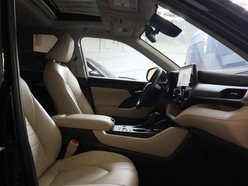 Used 2025 Toyota Highlander XLE FWD image 9