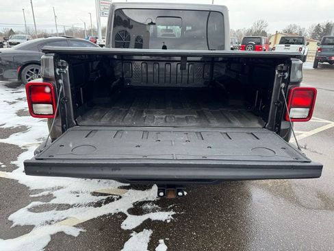 Used 2025 Jeep Gladiator Sport image 9