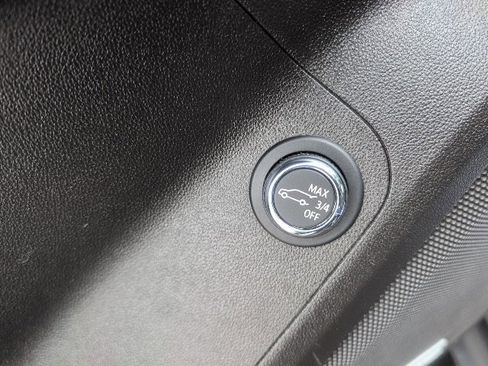 Used 2022 GMC Acadia SLT w/ Elevation Edition image 12