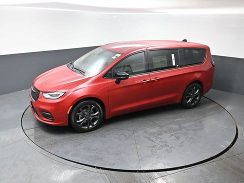 New 2026 Chrysler Pacifica Select image 32