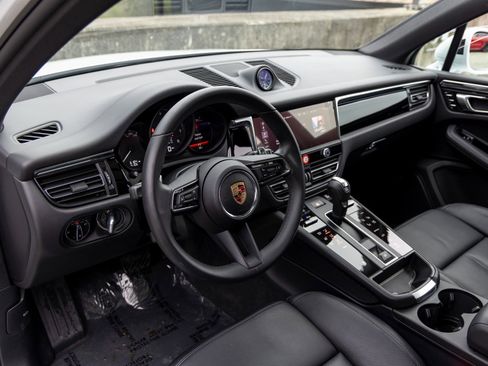Certified 2025 Porsche Macan image 4