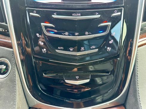Used 2019 Cadillac Escalade Premium Luxury w/ Escalade Sport Edition AWD/4WD image 31