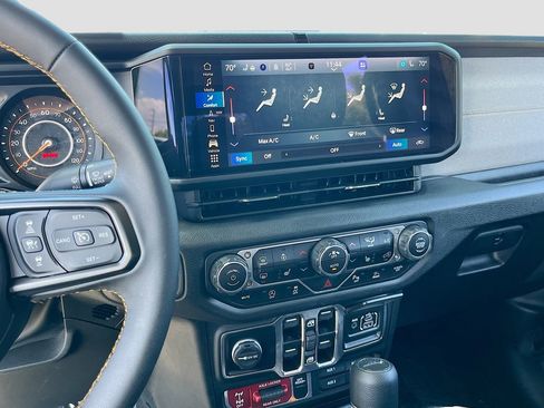 Certified 2025 Jeep Gladiator Sport AWD/4WD image 16