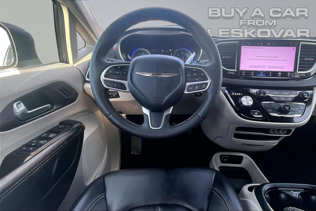Used 2023 Chrysler Pacifica Touring-L FWD image 5