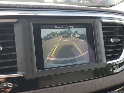 Used 2020 Chrysler Pacifica Touring-L FWD image 18
