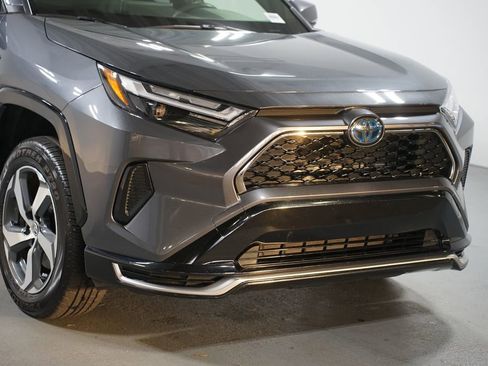 Used 2023 Toyota RAV4 SE w/ Weather & Moonroof Package image 4