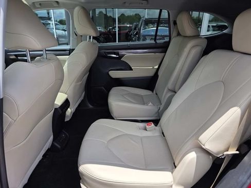 Used 2023 Toyota Highlander Limited FWD image 11