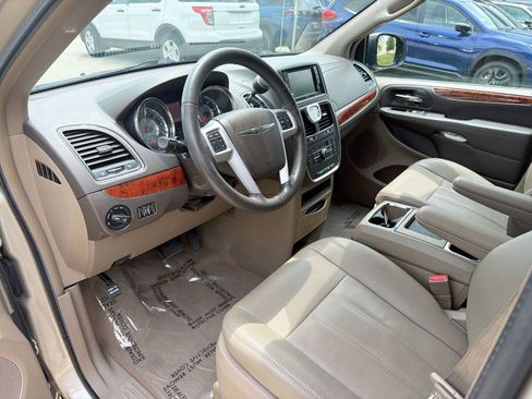 Used 2016 Chrysler Town & Country Touring w/ Driver Convenience Group FWD image 2