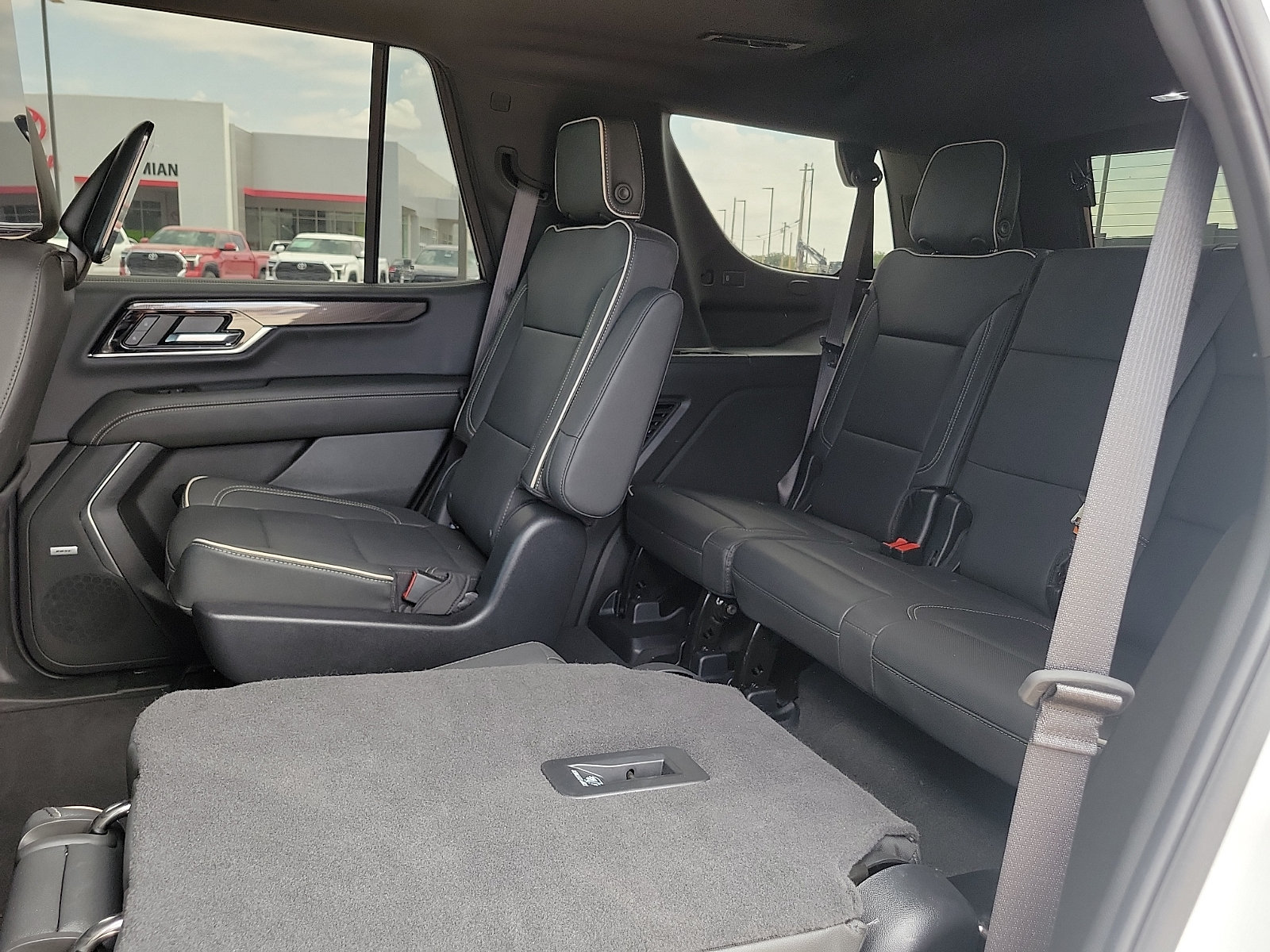 Used 2026 GMC Yukon Elevation w/ Elevation Premium Package AWD/4WD image 8