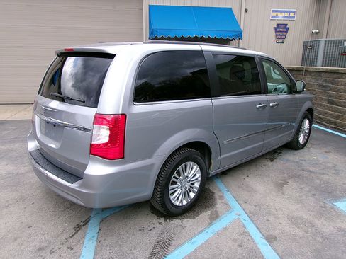 Used 2015 Chrysler Town & Country Touring-L w/ Driver Convenience Group image 6
