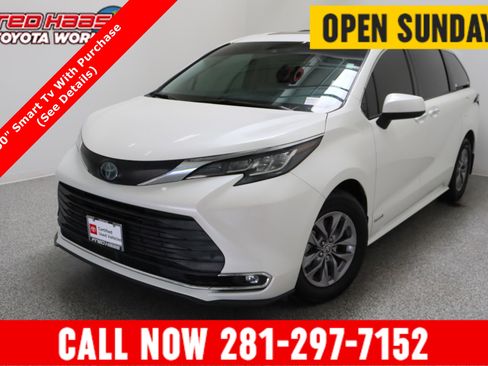 Used 2021 Toyota Sienna XLE FWD image 1