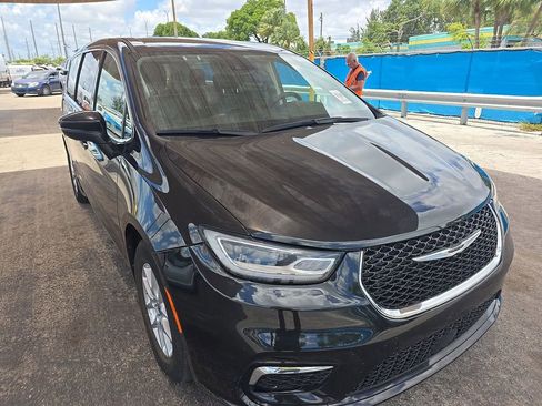Used 2023 Chrysler Pacifica Touring-L FWD image 2