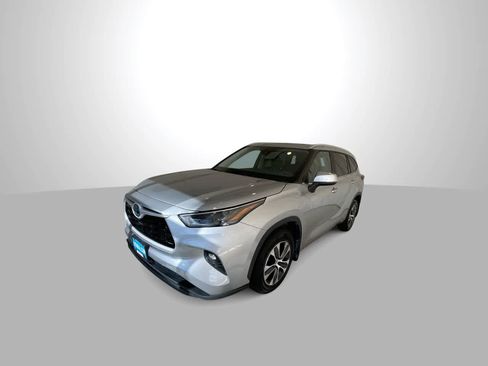 Used 2024 Toyota Highlander XLE AWD/4WD image 4