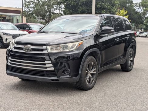 Used 2019 Toyota Highlander LE FWD image 4