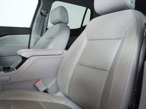 Used 2020 GMC Acadia SLT w/ Driver Alert Package II FWD image 9
