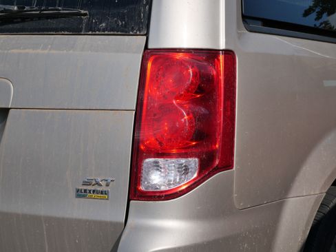 Used 2016 Dodge Grand Caravan SXT w/ Rear Park Assist Package FWD image 8