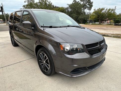 Used 2017 Dodge Grand Caravan SE image 4
