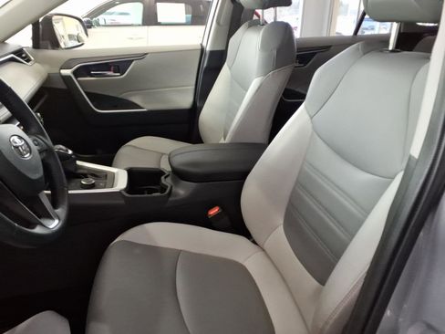 Used 2022 Toyota RAV4 XLE Premium image 10