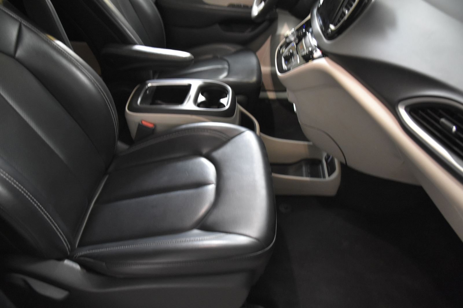 Used 2023 Chrysler Pacifica Touring-L FWD image 32