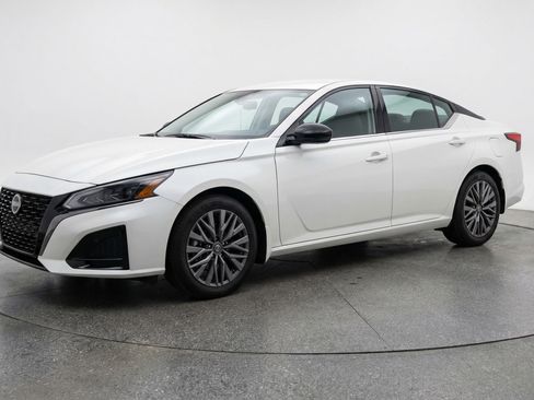 Used 2025 Nissan Altima 2.5 SV image 3