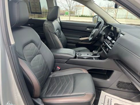 Used 2025 Nissan Pathfinder Platinum image 34